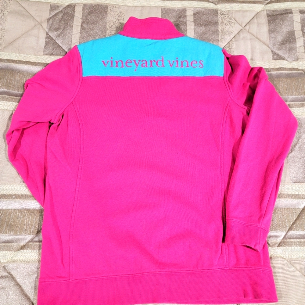 Vineyard Vines 1/4 zip pullover. Good pre-loved condition. Size M.